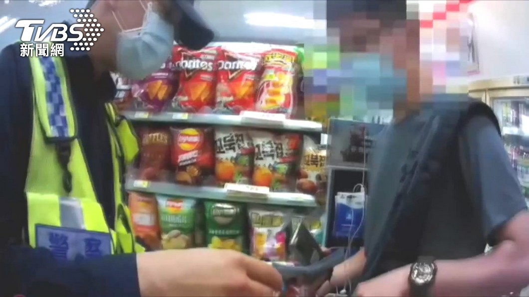 男大生ATM前戴耳機狂領錢 店員報警阻詐