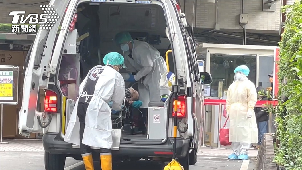 1打12累垮!醫護哭「人力嚴重不足」:我們擋不住了