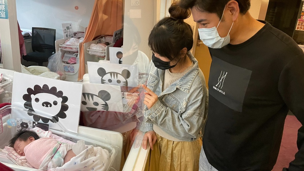 陳熙鋒(右)女兒一入住月中就因黃疸指數過高需要照光,還沒抱到就被迫分開。(圖/愛麗生產後護理之家提供)