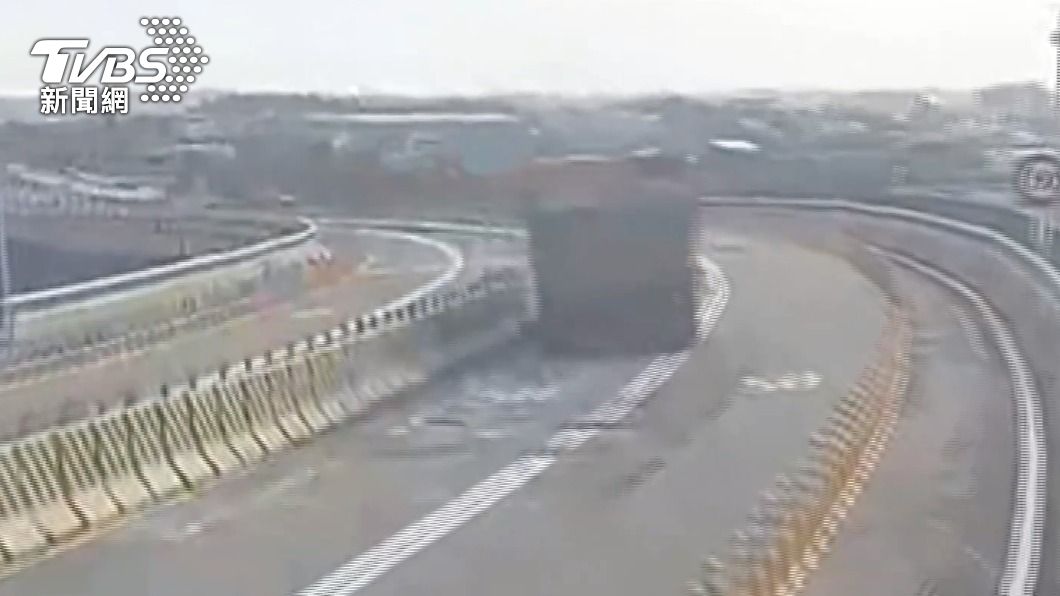 這一撞漫天飛塵! 砂石車爆胎 撞飛分隔島護欄