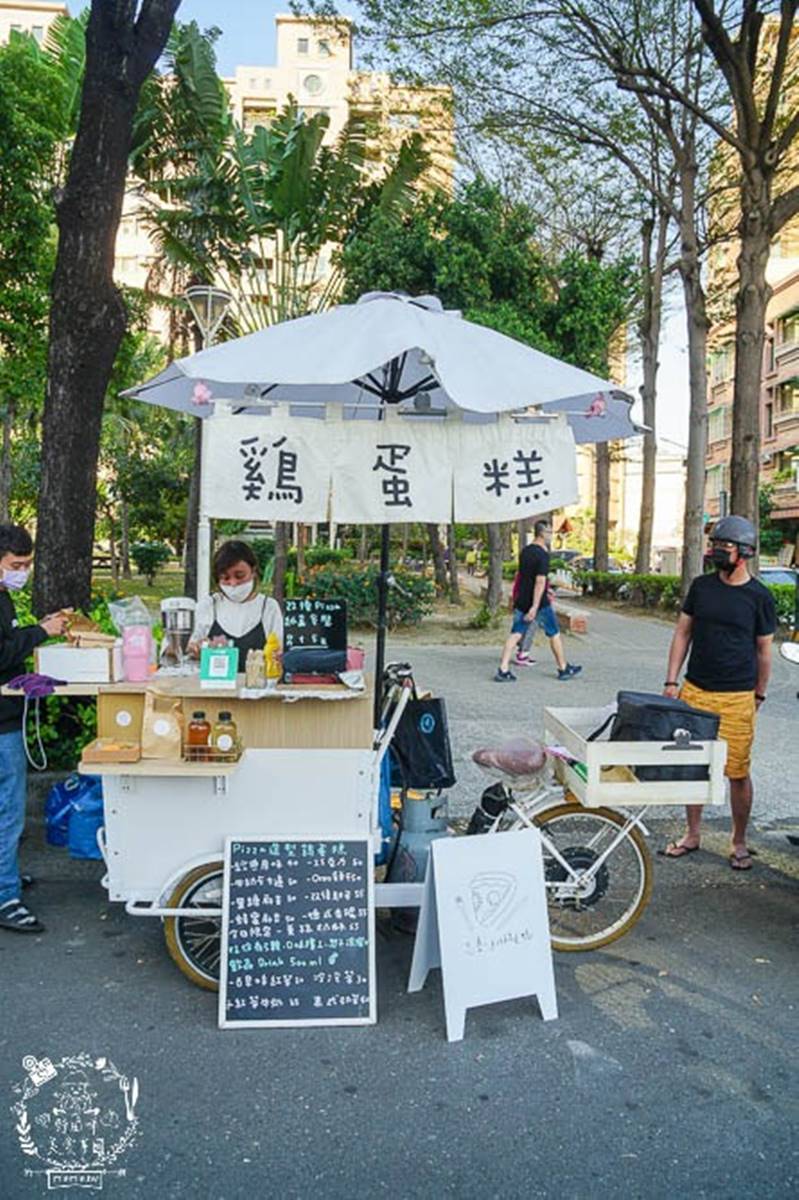 雞蛋糕店是以推車形式在公園販售。（圖／翻攝自野田咩的美食書國提供）