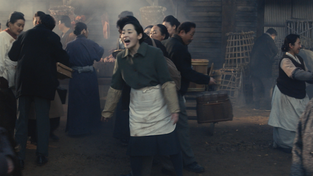 金敏荷（中）飾演女主角「善慈」，劇中為了家中生計上街叫賣。（圖／Apple TV+提供）