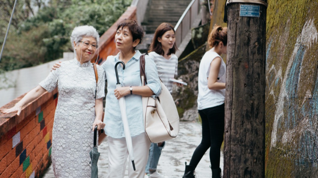 鮑起靜(右)與于家安在劇中一起展開母女的旅程。(圖/台北双喜提供)