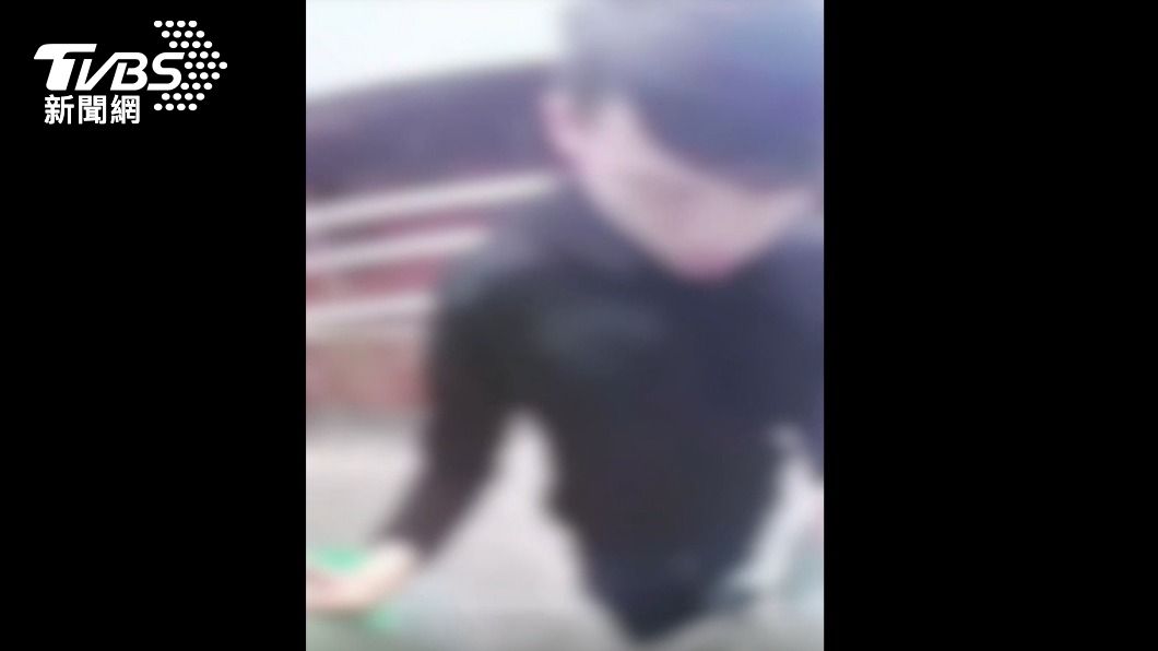 監視器拍下游姓車手提領贓款。(圖/警方提供)
