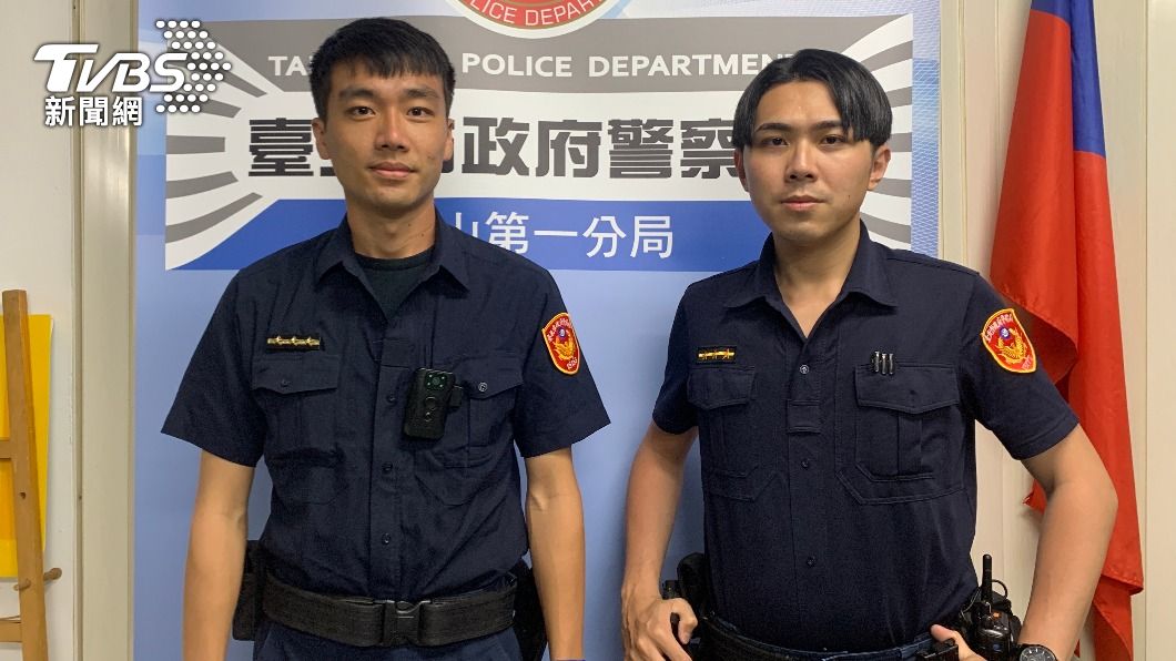 文山一分局指南所警員徐駿霖、李佳彥積極追查。(圖/警方提供)