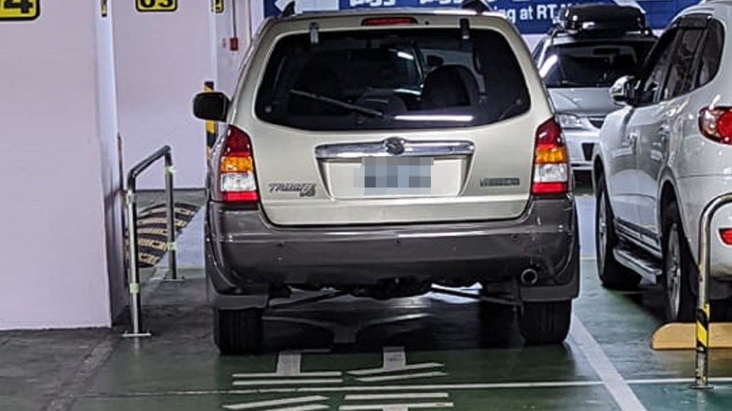 就你最聰明!賣場停車場地板寫4大字 超扯駕駛不甩照停
