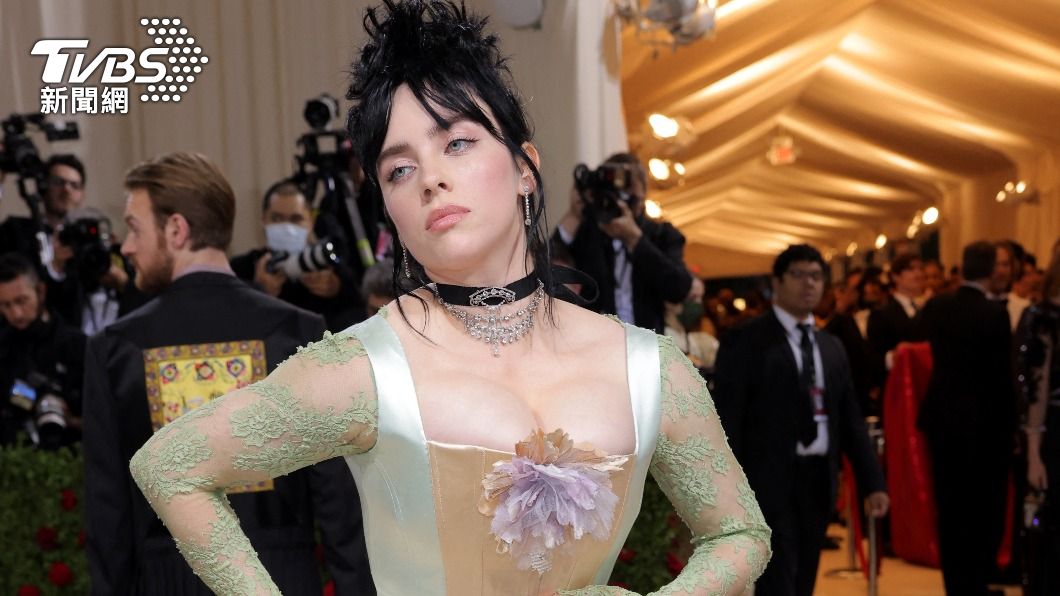 怪奇比莉(Billie Eilish)化身西部牛仔電影中出現在酒吧裡的女侍,(圖/達志影像路透社)