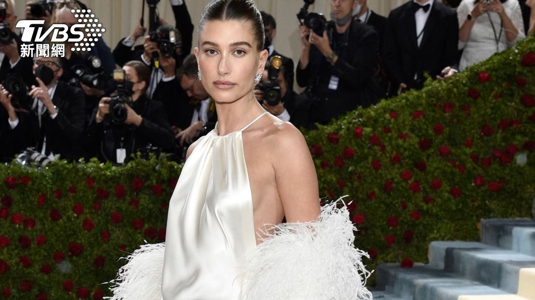 「小賈斯汀」妻子海莉比伯(Hailey Bieber)以全白禮服亮相,(圖/達志影像美聯社)