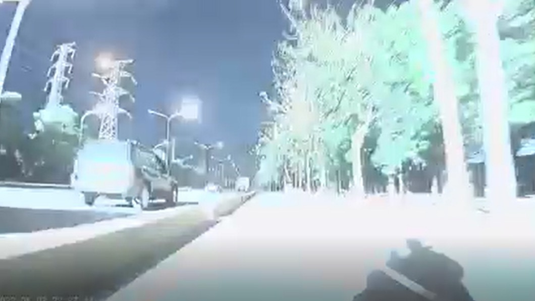 高雄小港高壓電塔事故!深夜「碰幾勒」 強光一閃冒火花