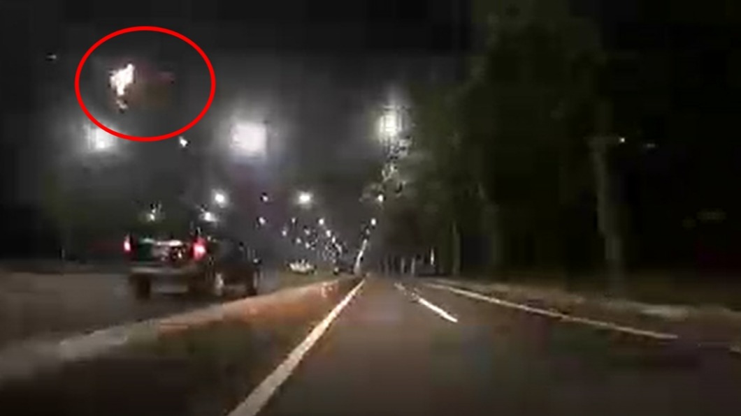 高壓電塔冒出火花。（圖／翻攝自臉書高雄小港區的大小事）