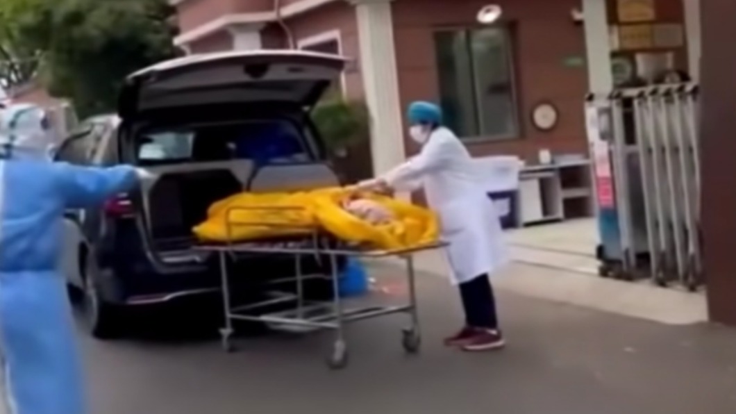 影片中可以聽到殯儀館的人說:「活的,看到了吧,不要再蓋住他了」。(圖/翻攝自微博視頻@深圳小天)