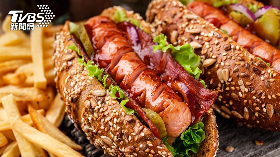 火腿、培根、熱狗、香腸等製作時會加入硝酸鈉。(示意圖/shutterstock達志影像)