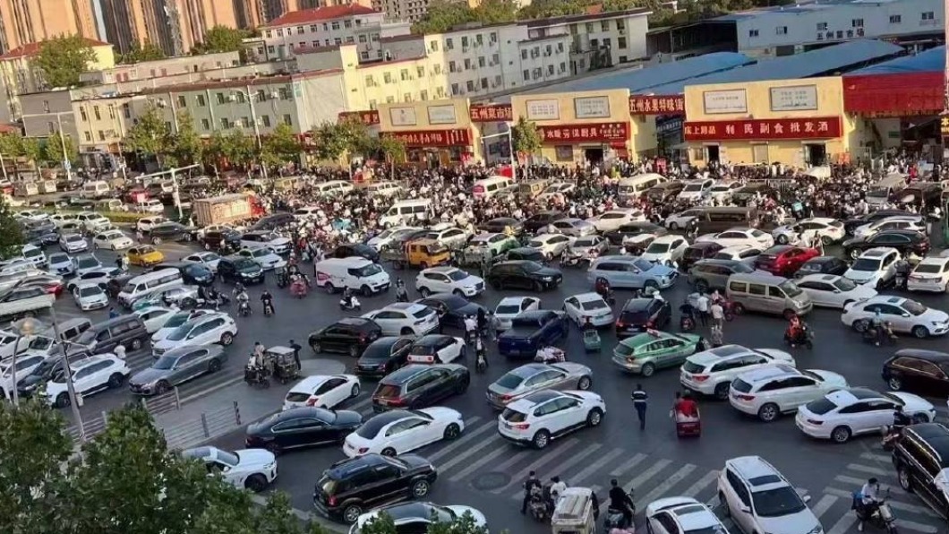 賣場外汽車擠爆。(圖/翻攝自微博)