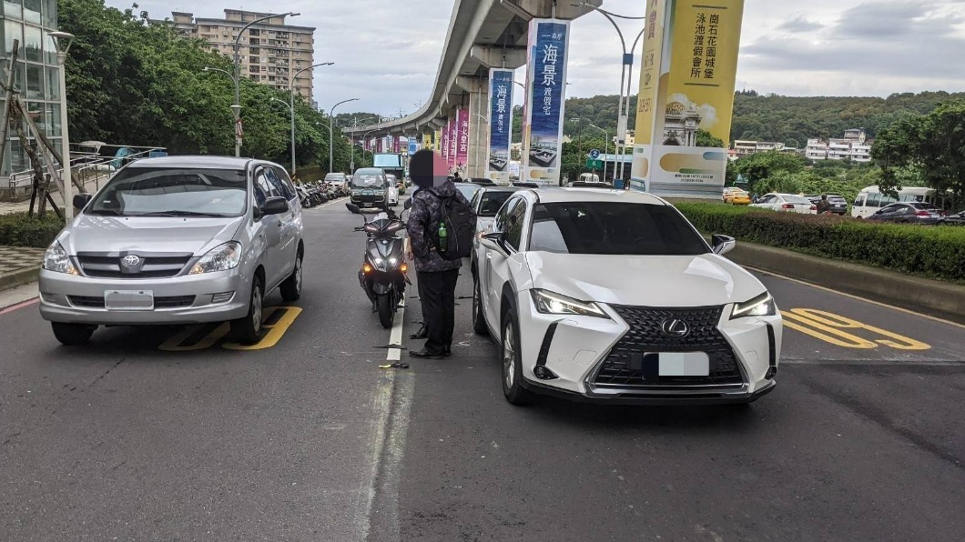 機車騎士切車道不慎 「刷卡」式擦撞3車後慘摔