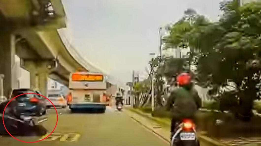 機車騎士擦撞後慘摔。（圖／翻攝細說淡水）