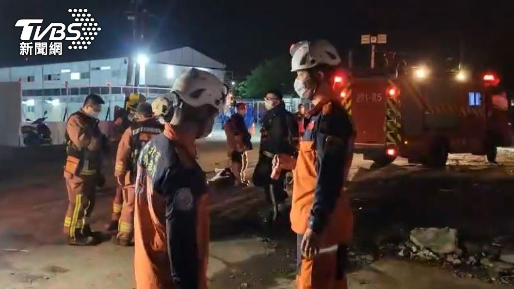 警消趕抵塭仔圳重劃區搜索。（圖／TVBS）