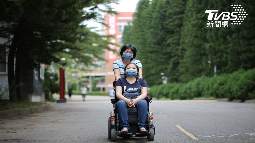媽媽當眼陪上學 腦癌全盲女不向命運低頭考上碩士班