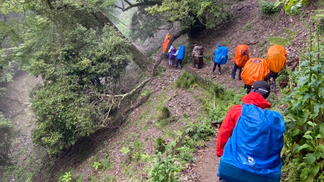 保育志工登玉山巡查墜谷亡 遺體「人力接駁」輪流扛下山