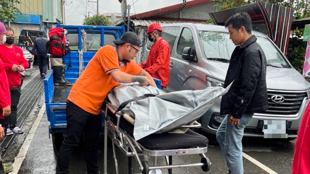 大體以人工的方式揹運下山。(圖/翻攝自記者爆料網)