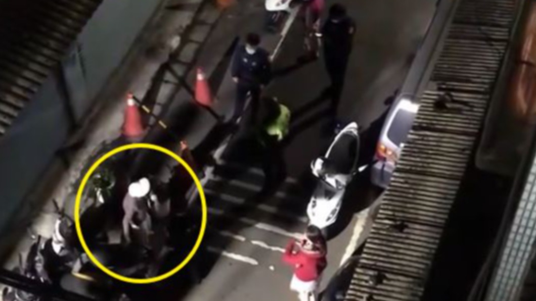 1樓住戶佔地為王擅自移車又擺三角錐 見警來還嗆聲