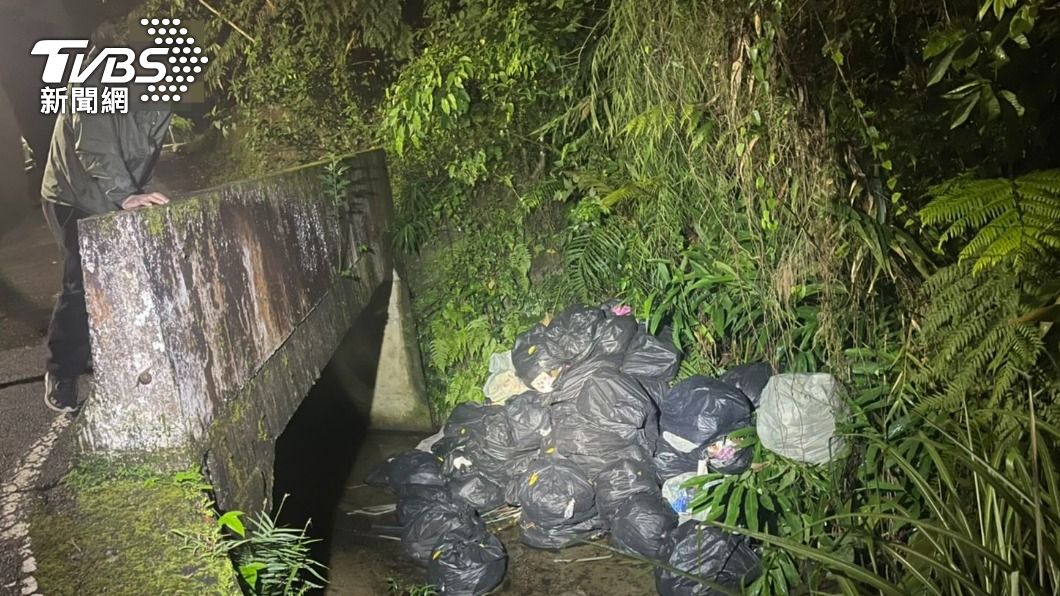 無良業者!2男向社區住戶收費清垃圾 轉頭竟全扔進水溝