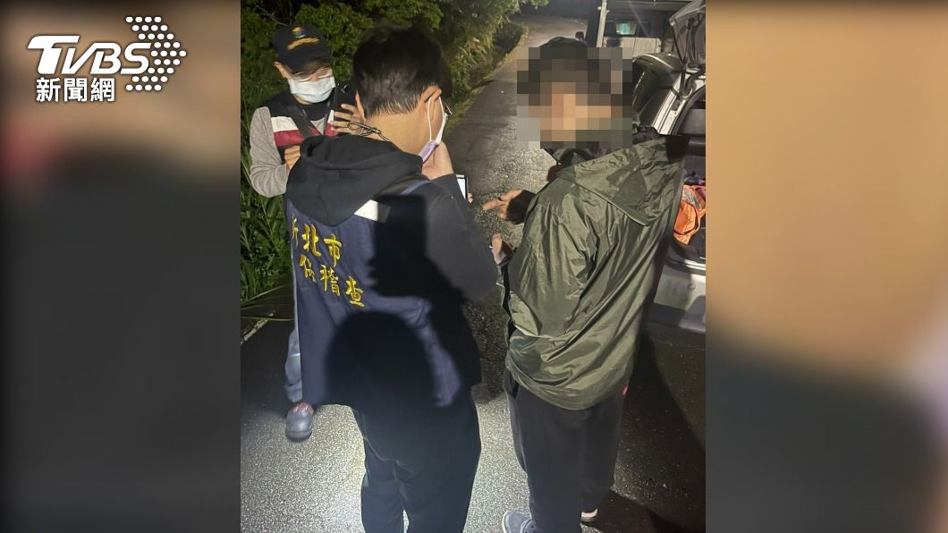環保稽查人員與警方查緝社區清潔人員到案。(圖/TVBS)