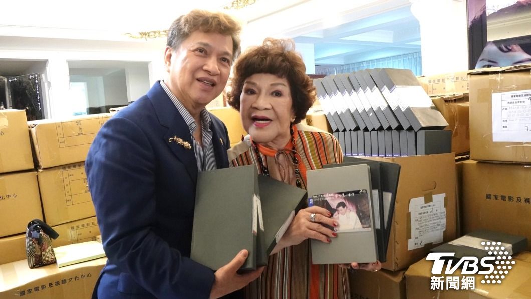 周遊(右)、李朝永一起將歷年作品捐贈給國家影視聽中心。(圖/黃城碩攝)