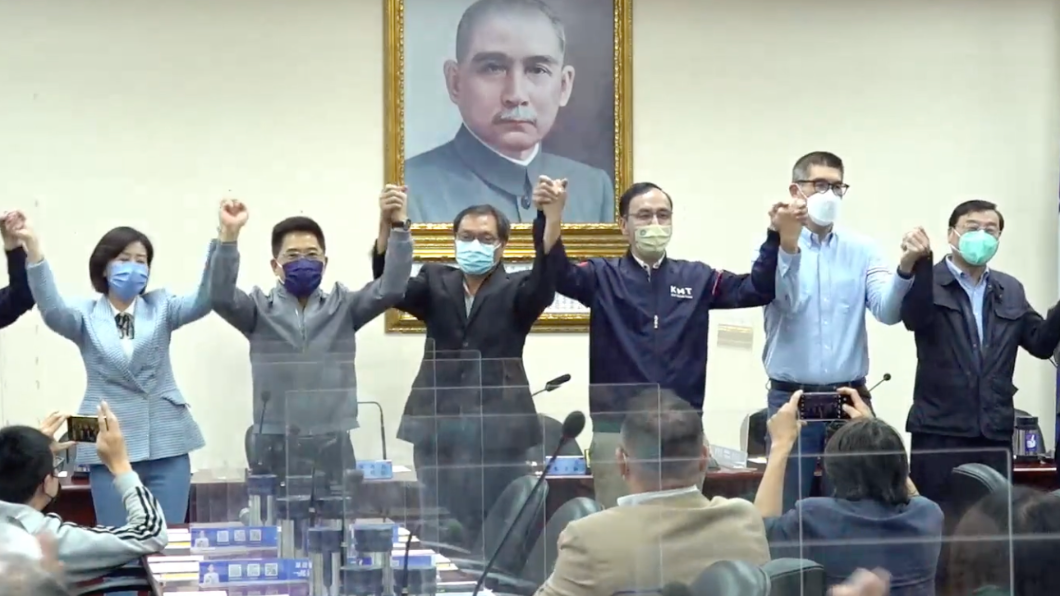 國民黨中常會提名蘇清泉參選屏東縣長，眾人高喊「凍蒜」。（圖／翻攝國民黨直播）