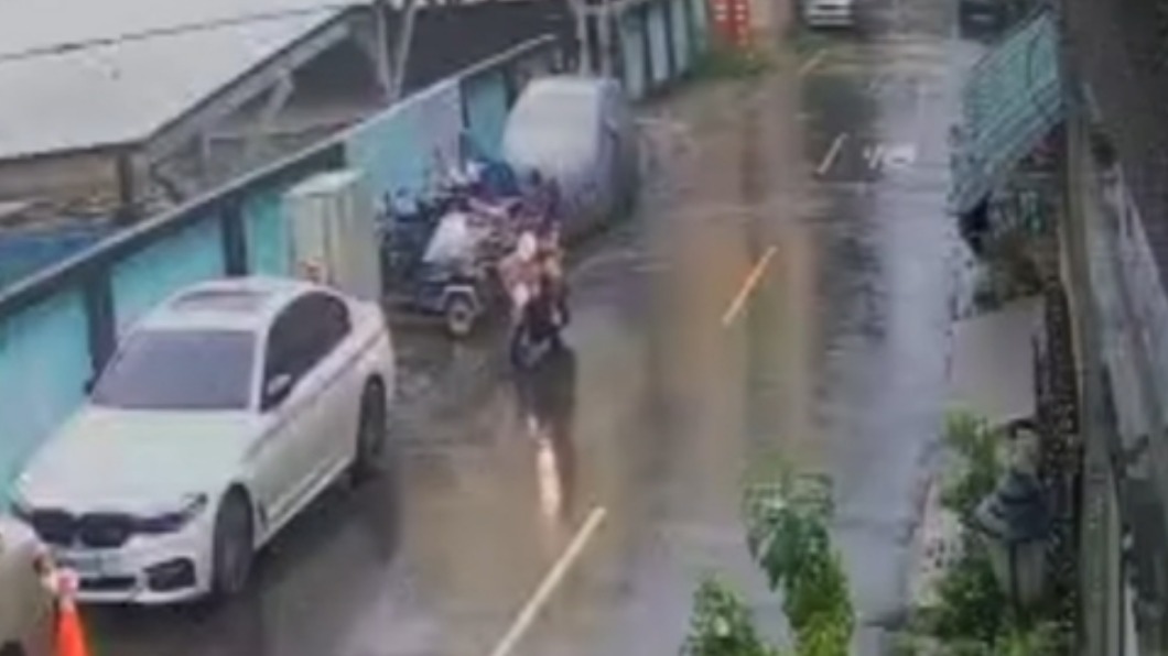 女騎士騎車亂丟家庭垃圾。（圖／翻攝自我是岡山人）