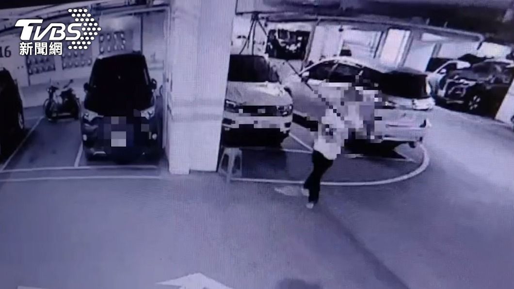 3人行竊過程全被監視器拍下。（圖／TVBS）