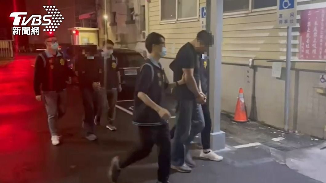 警方將偷竊電纜線的工人帶回偵辦。（圖／TVBS）