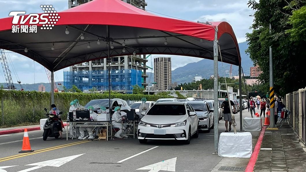 北士科「車來速」PCR篩檢。（圖／中央社）