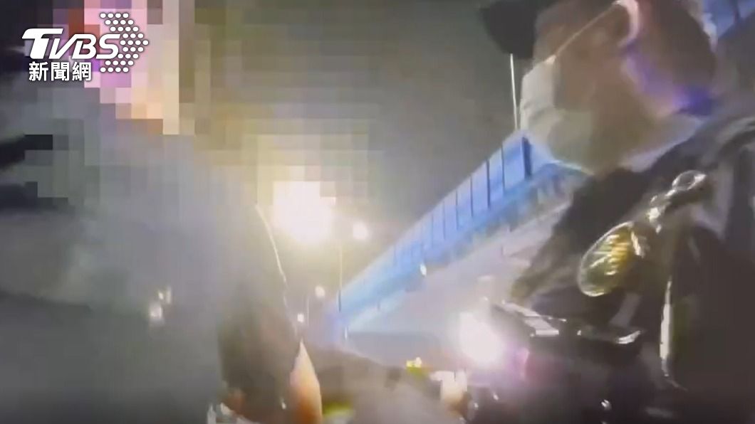 警員到場了解時醉後仍不斷地嗆聲。（圖／TVBS）