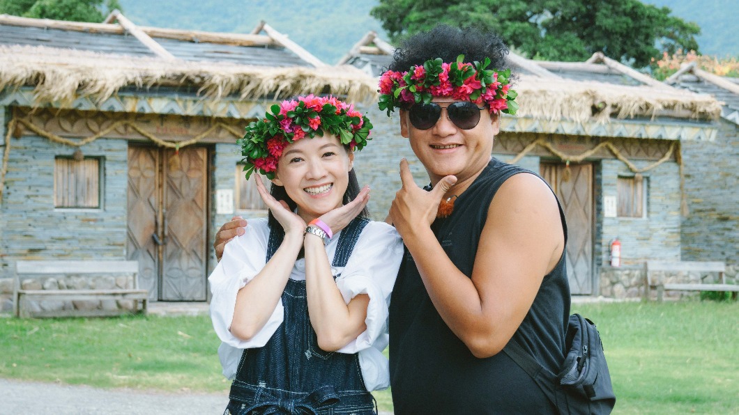 曾寶儀(左)跟著桑布伊(右)頭戴花圈,對鏡頭展現開心的樣子。(圖/三立提供)