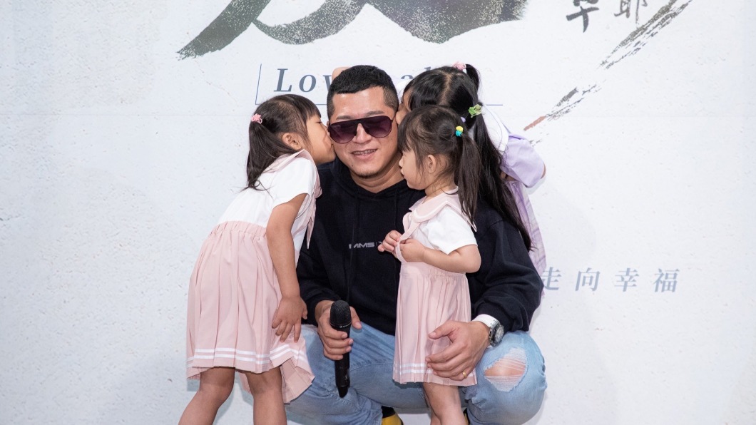 草爺的3女兒曾到記者會探班。（圖／翻攝自含羞草臉書）