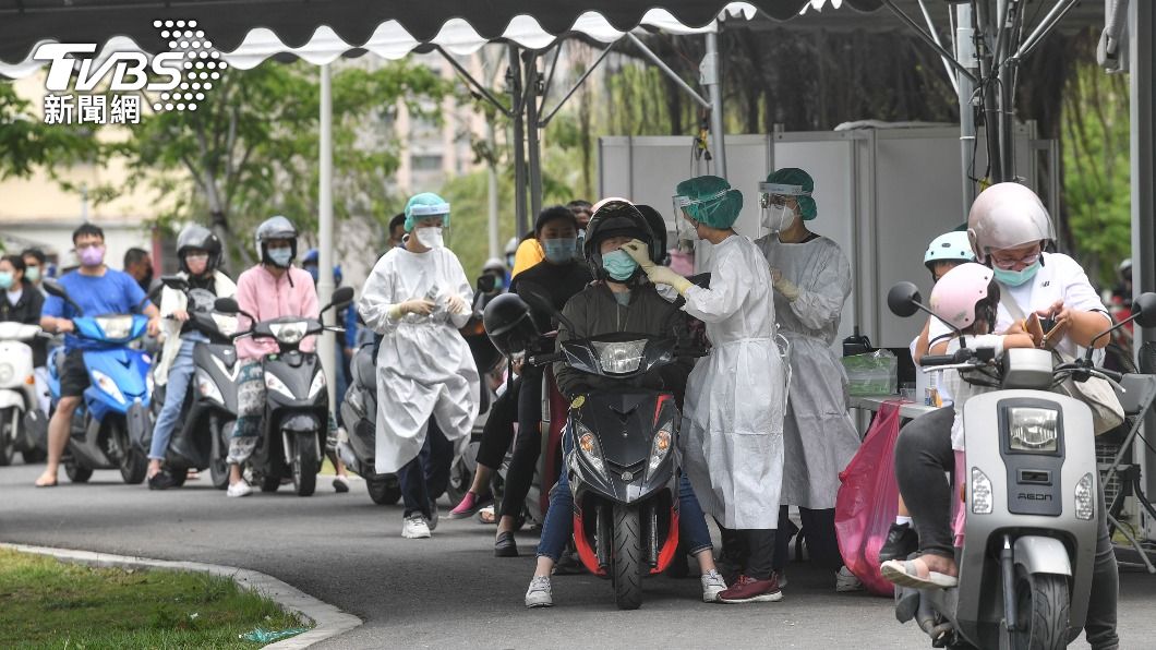 圖為高雄市同盟公園車來速篩檢站有大批機車騎士前往採檢。（圖／中央社）