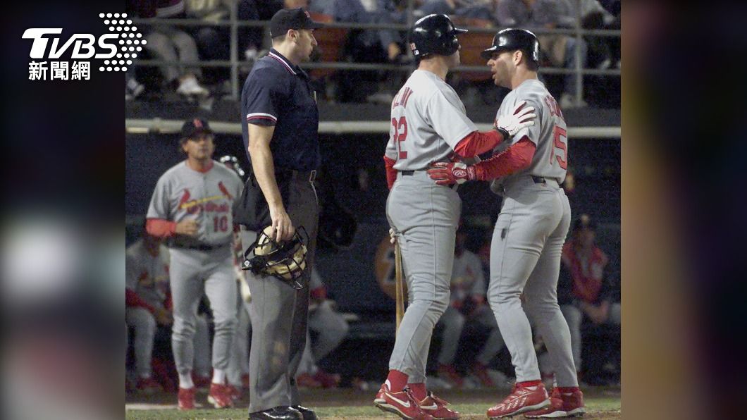 2000年9月26日紅雀作客教士之戰，紅雀Jim Edmonds（右）向主審藍普洛夫幹譙好球帶，被隊友Will Clark攔住。（圖／達志影像美聯社）