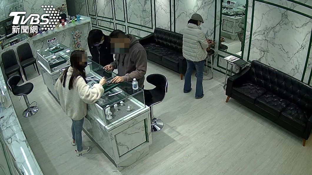 賴男與莊男佯裝看錶。(圖/TVBS)
