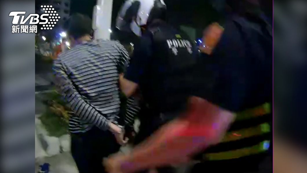 闖紅燈拒檢衝撞!勇警負傷壓制 毒蟲慘吼:我要沒氣了!