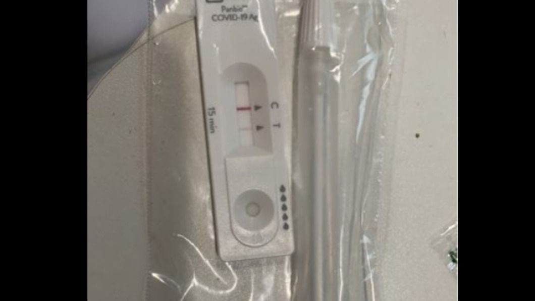 原PO貼出呈現陽性反應的快篩試劑照片。(圖/翻攝自PTT)