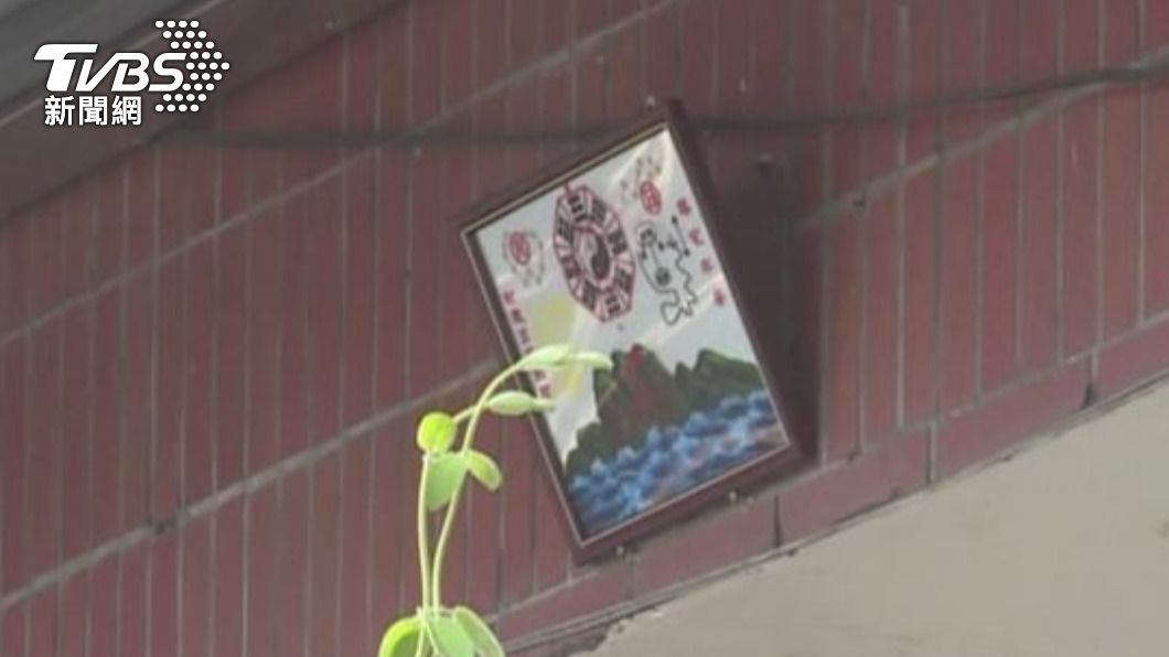 許多民眾為擋煞,會在自家門口放上八卦鏡。(圖/TVBS資料畫面)