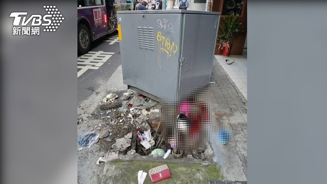 外送騎士摔車後又撞上變電箱,巨大的撞擊力道連變電箱都移位。(圖/TVBS)