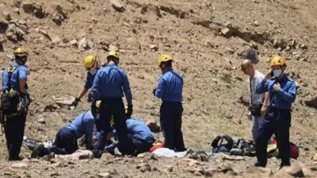 關詠荷胞弟在爬山時意外墜下,送醫院搶救後身亡。(圖/翻攝自微博)