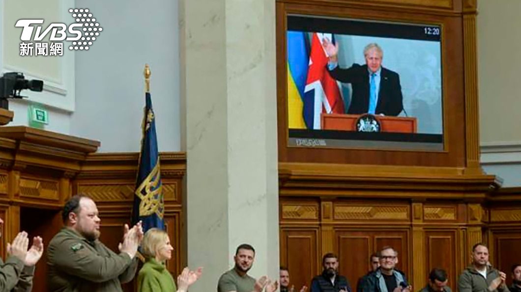 英國首相強生透過視訊在烏克蘭國會演說。(圖/達志影像美聯社)