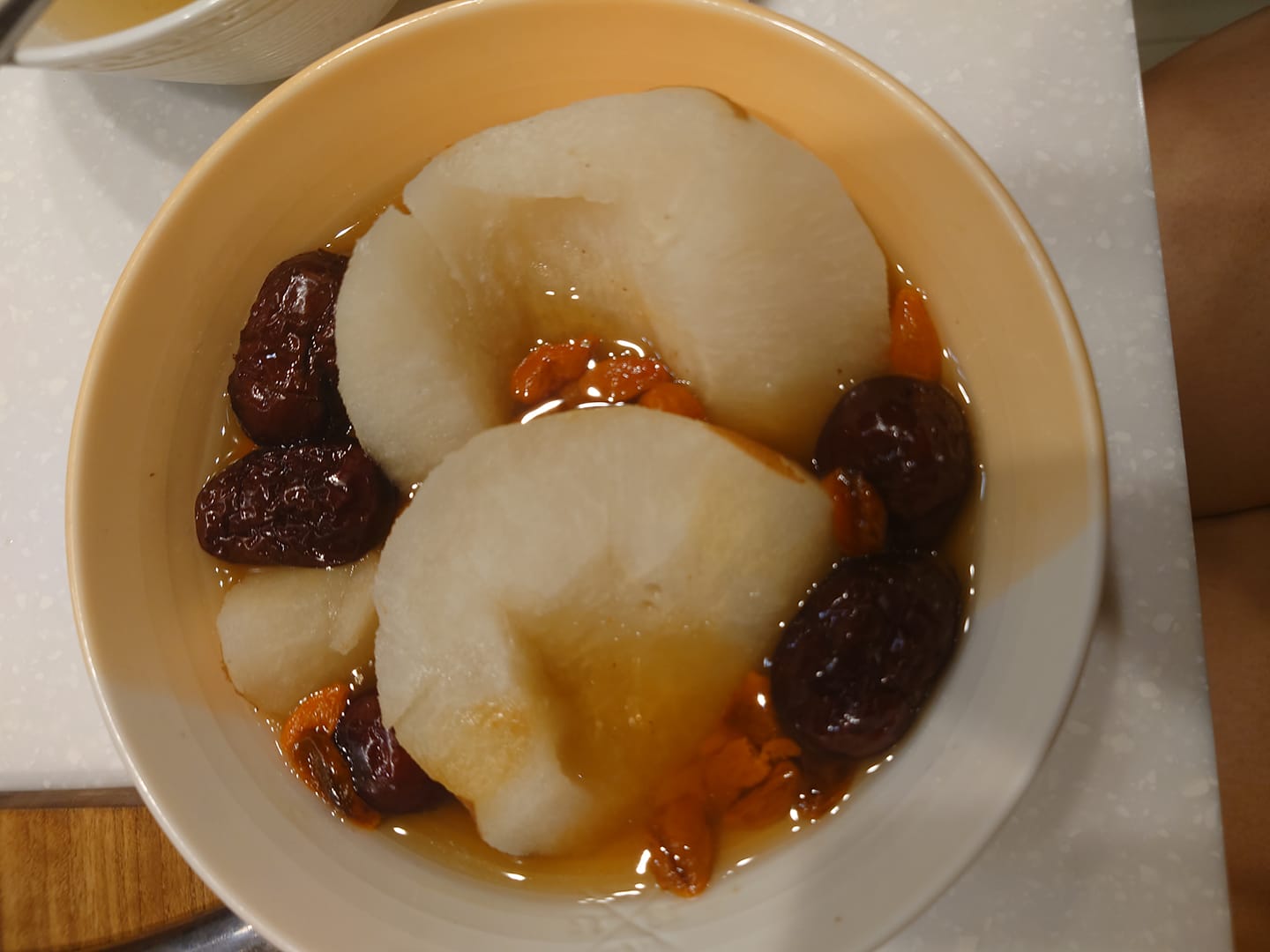 呂秋遠也教大家如何製作冰糖燉雪梨。(圖/翻攝自呂秋遠臉書)