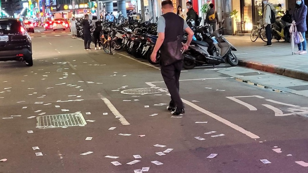 鈔票雨?男疑情緒不穩 領萬元現金路中狂撒