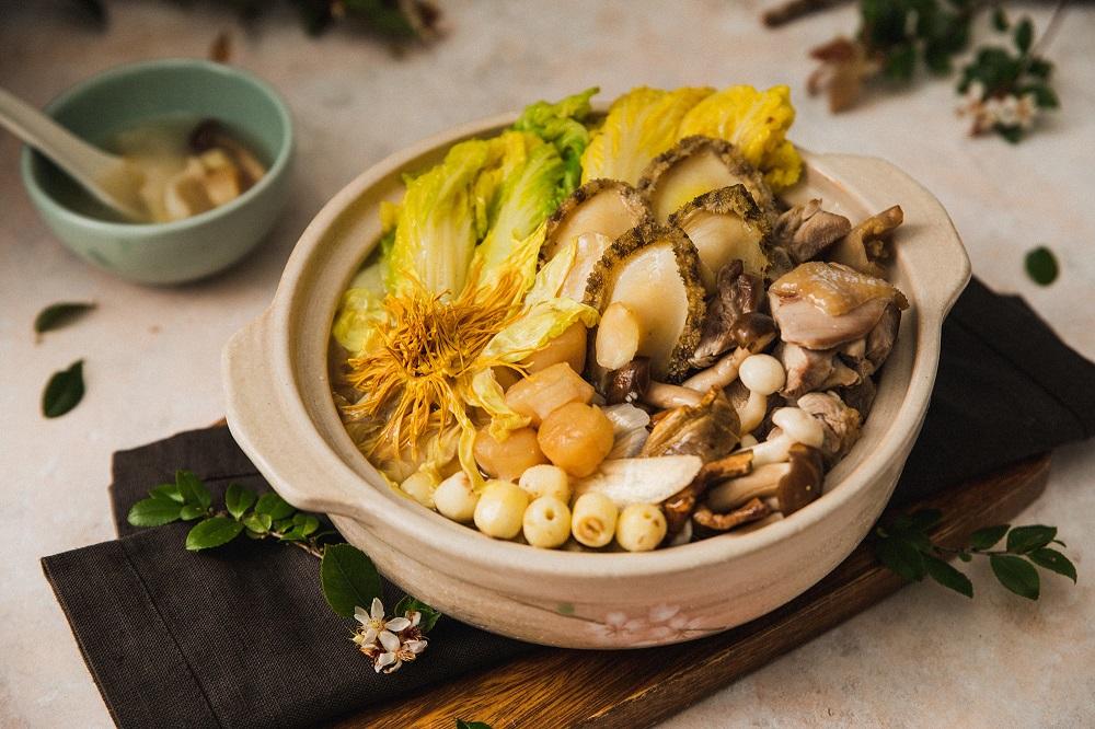 「蓮花鮑魚濃雞湯」,以金華火腿、大骨、老母雞煨煮8小時製成。(圖/業者提供)