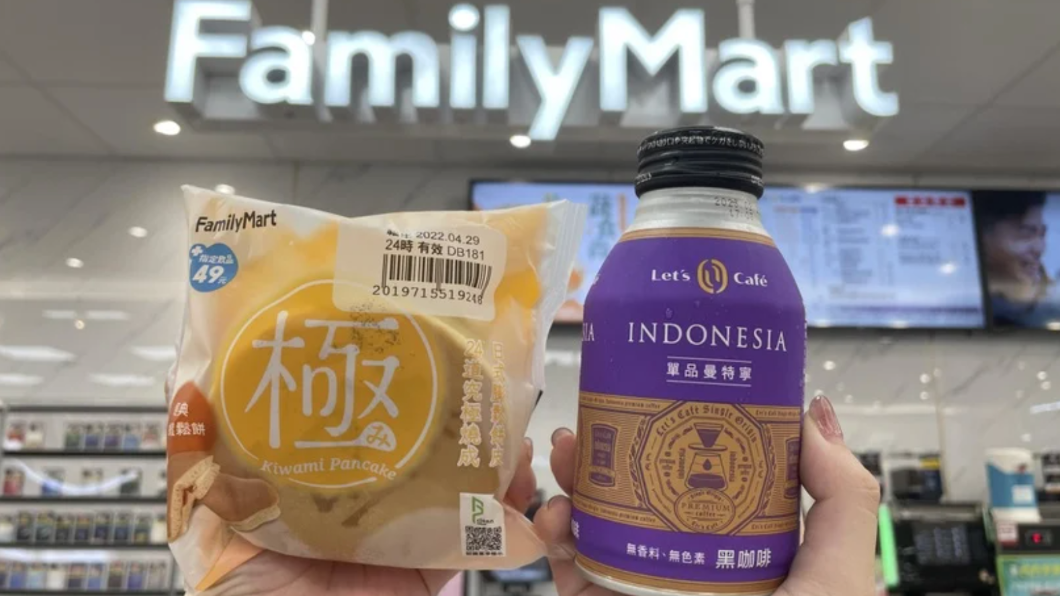 不只單品咖啡優惠,罐裝咖啡與極鬆餅也加碼。(圖/全家便利商店提供)