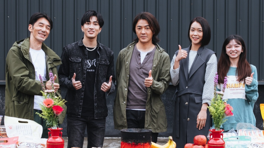 《百萬人推理》開鏡儀式合照:左起李李仁、婁峻碩、鄭伊健、李霈瑜、陳姸霏。(圖/百聿數碼提供)