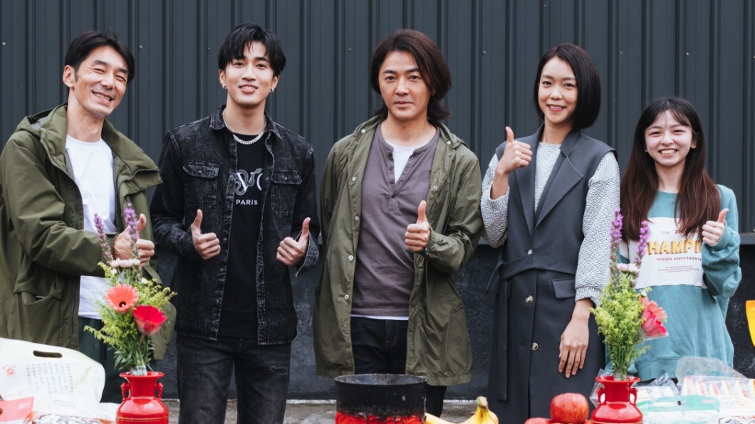 《百萬人推理》開鏡儀式,圖左起李李仁、婁峻碩、鄭伊健、李霈瑜、陳姸霏。(圖/百聿數碼提供)